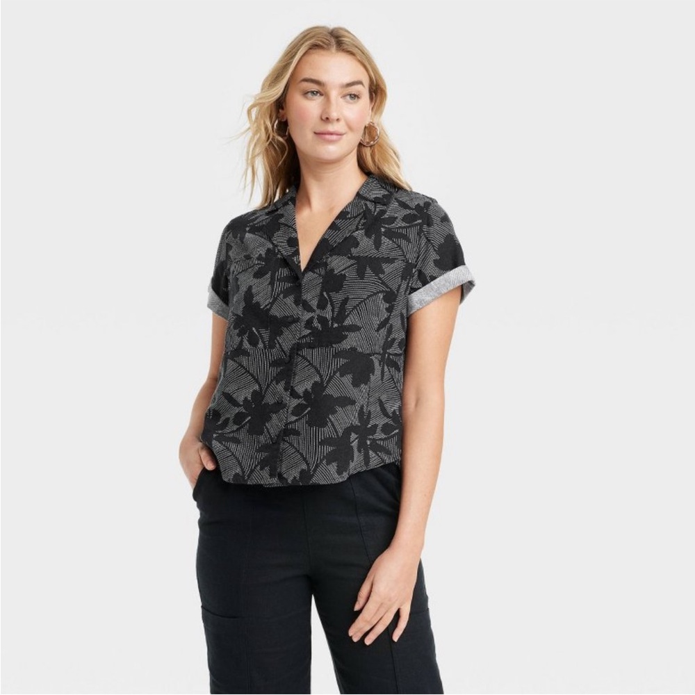 Women’s Short Sleeve Collard Button Down Shirt - Medium - NWT